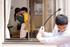 Bố dượng trừng phạt đứa con gái ngỗ nghịch không nghe lời