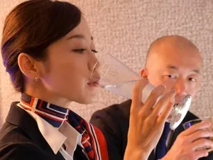 Dẫn trai về “chơi”, chị làm em nứng