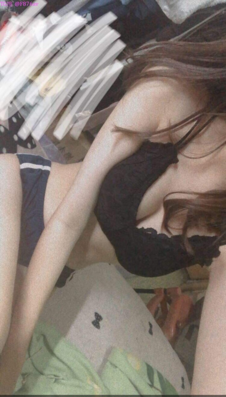 Anh tây qua giúp em nhà đối diện châu á sửa ống nước