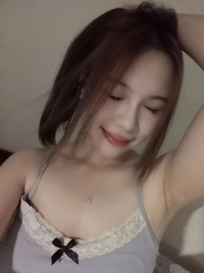 Gã chồng lo làm việc, bà xã ở nhà vụng trộm với cậu thanh niên phòng bên