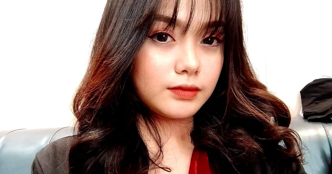Cô vợ dâm dục vạch cô bé cho ông xã liếm liếm